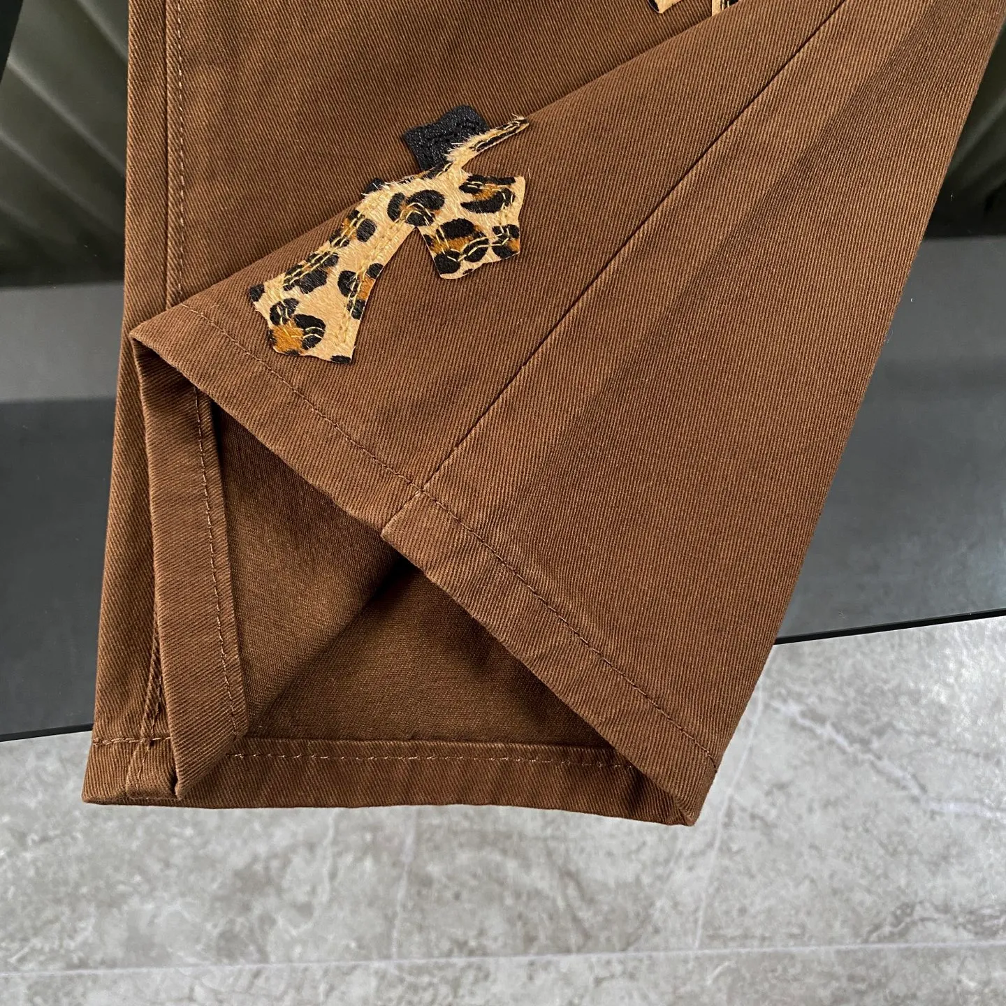 P260 chrome hearts chrome hearts personalized leopard print cross patch leather earthy brown jeans vi Top heavy industry fashionable design] Consistent high street luxury style creation. Speaking of this style, the Zangyin family and GU family are definitely the leading representative brands. Especially the Zangyin family has really achieved a state-of-the-art effect in creating high street style. The unique washed material is used to create this style. The color system is quite eye-catching. After it is decorated with patchwork cross flowers, it cleverly highlights the charm of the brand. Secondly, this style uses classic The classic high-waist cutting design highlights the long legs and fashionable temperament of the upper body. The brand is highly recognizable and the slim fit configuration is more suitable for daily wear. It is a product that interprets personality, fashion, and specifications at a glance. This single product is enough to make any fan excited. It can be a white T-shirt for youthful preppy style, or a tight suspender for lady style. It has strong matching ability and can be easily controlled by men.  [Materials and craftsmanship] Needless to say, this point goes without saying. As an excellent craftsman brand, Zangyin’s requirements for details and craftsmanship are really perfect. The washed color of this model has gone through so many processes, not to mention the embellishment of denim appliques. It is also purely hand-made and sewn. Just like what they believe in, only hand-made things have soul and have the meaning of wear. A top-notch heavy-duty fashionable denim item, I look forward to your perfect interpretation! !  Size:28-36